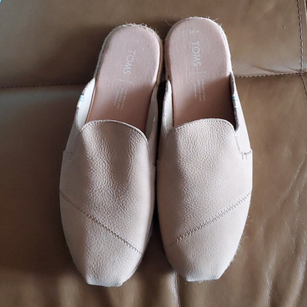 TOMS Soft Leather FlipFlops